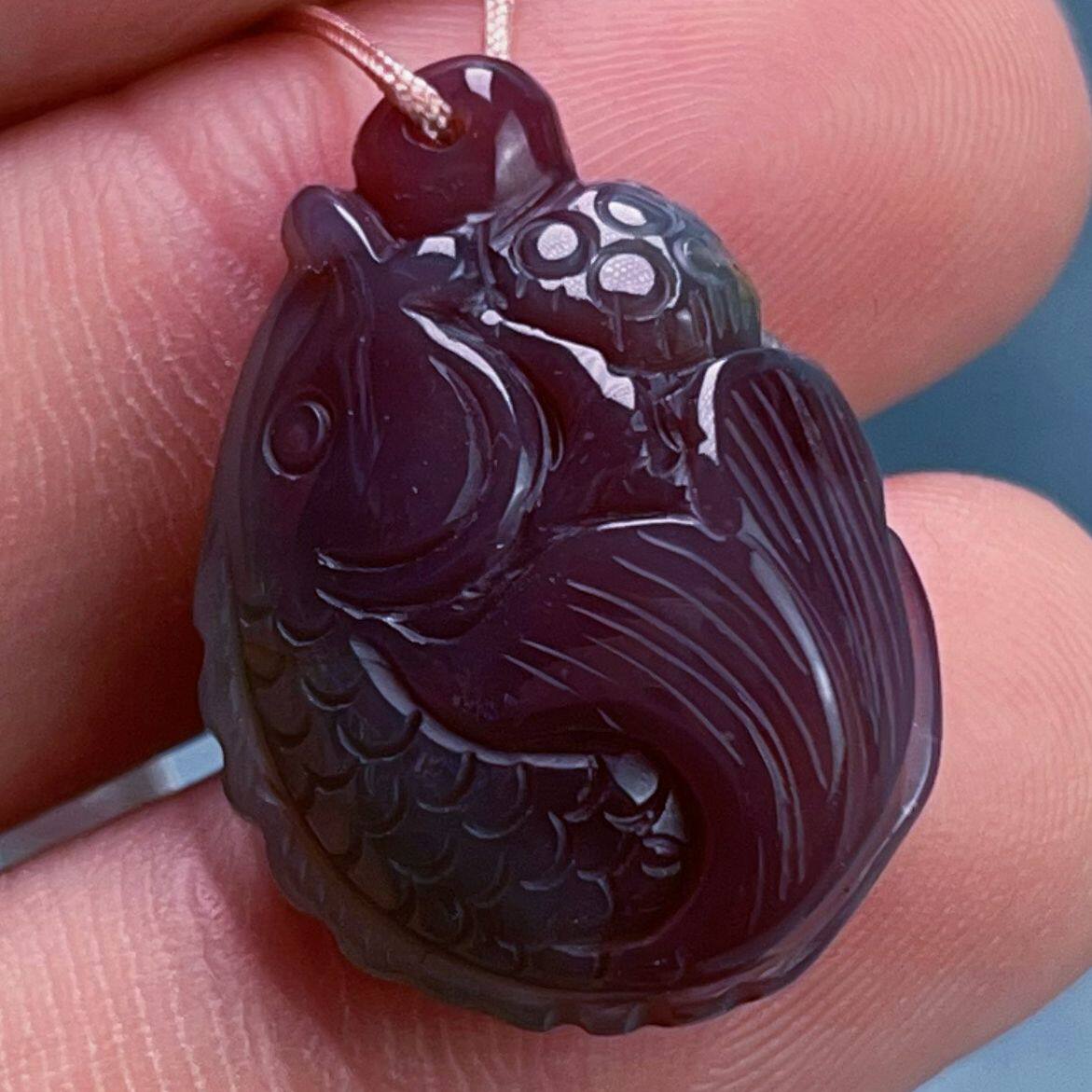 29Z01凉山盐源玛瑙原矿紫色力争上游雕刻双鱼吊坠