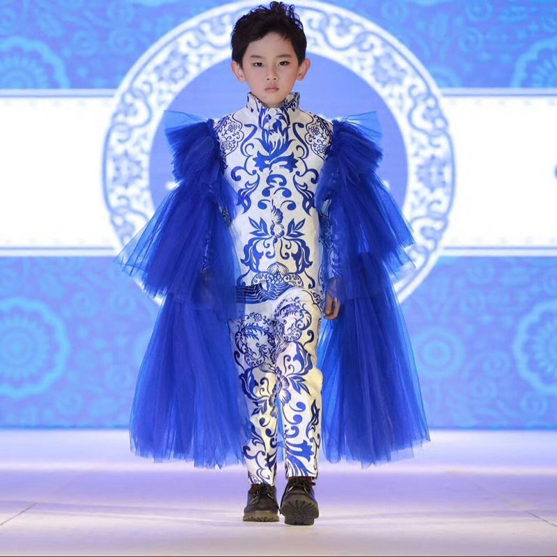 政宇轩青花瓷T台走秀礼服名族风男童模特夸张气质拖尾礼服出租