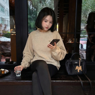 ELLE法式设计感绞花圆领卫衣