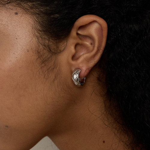 PAUSA ANN 经典浅菱格纹宽圆弧通勤简约耳环耳钉