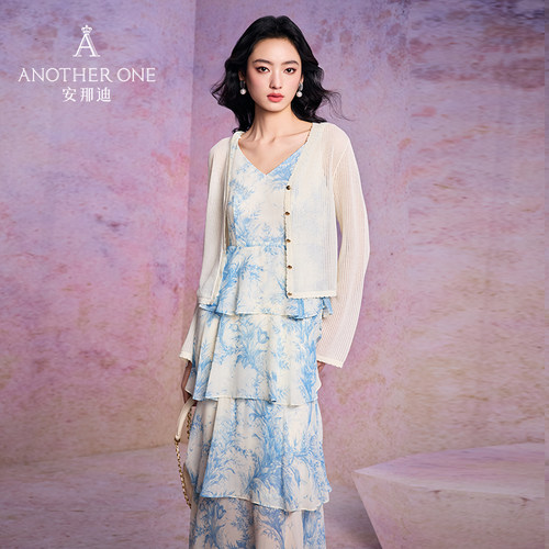 ANOTHER ONE安那迪法式碎花吊带连衣裙女V领蛋糕裙度假风蓝色长裙