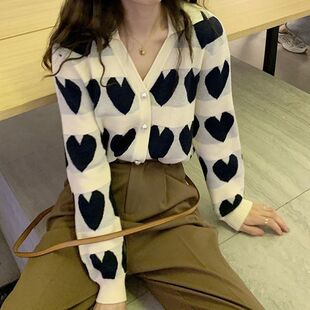 珍珠扣K2027 时髦减龄 复古摩登撞色桃心别致翻领亲肤细腻针织衫