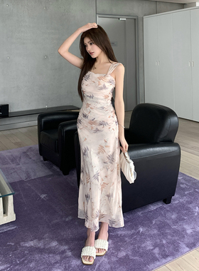 语姿雅Rae新款枫叶飘漾度假氛围抽褶吊带连衣裙温柔气质女长裙