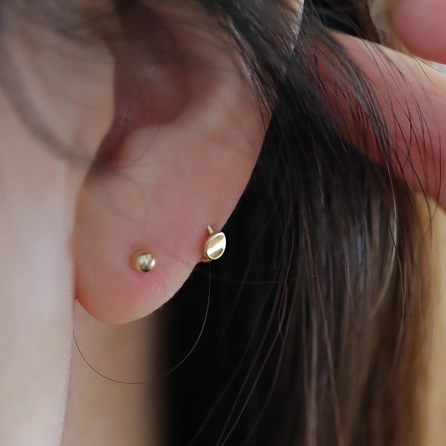 惊小鸿S925纯银镀14K金闪闪小圆片极简精致贴耳迷你耳骨环耳圈