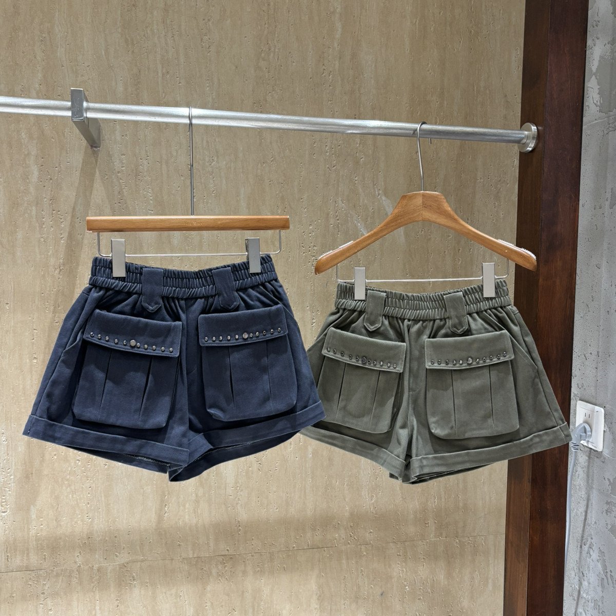 FEIMAO菲猫-26年秋上新工装牛仔短裤女松紧腰大口袋铆钉卷边30936