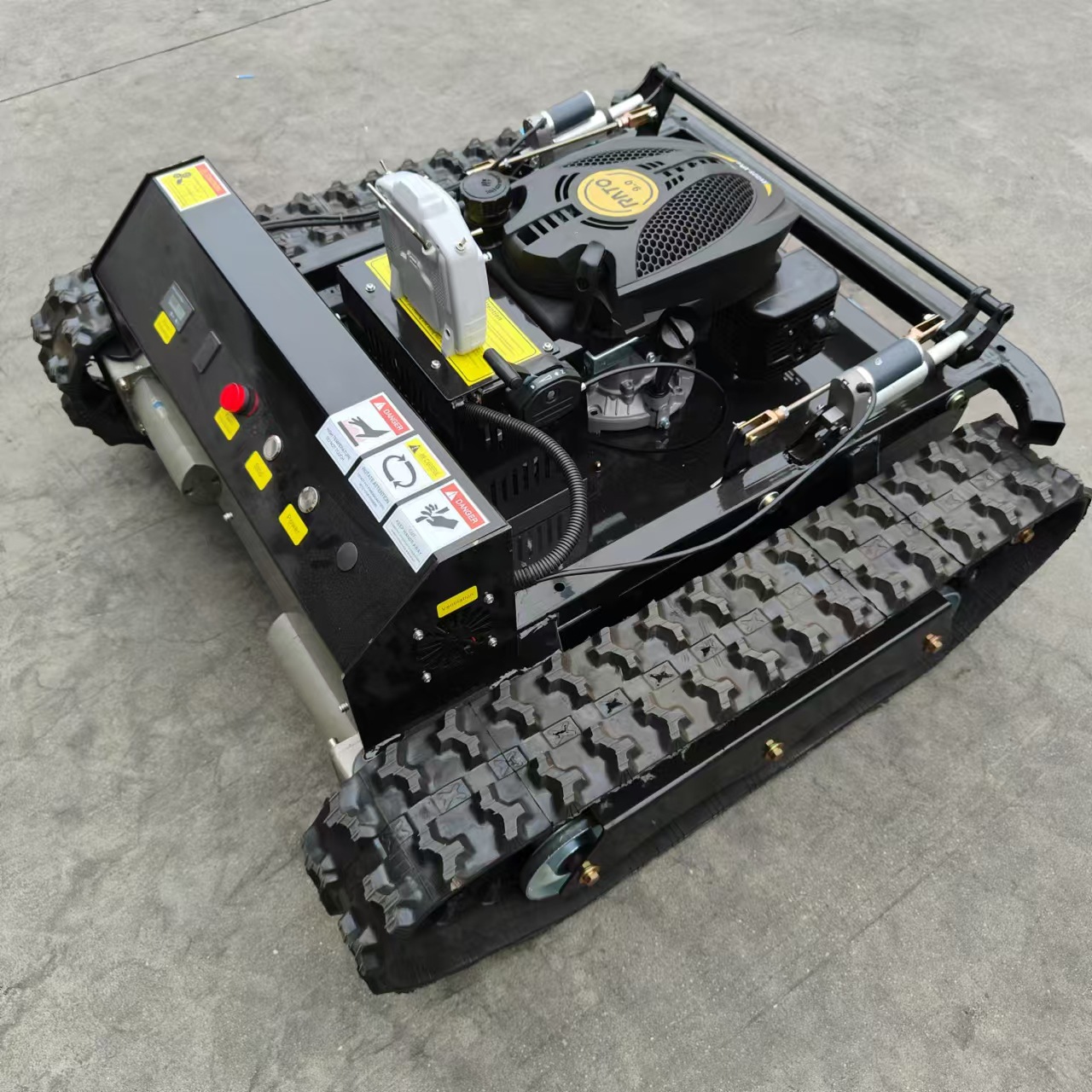 现货22HP坦克式遥控割草机  山地堤坝爬坡除草 四冲程履带割草机