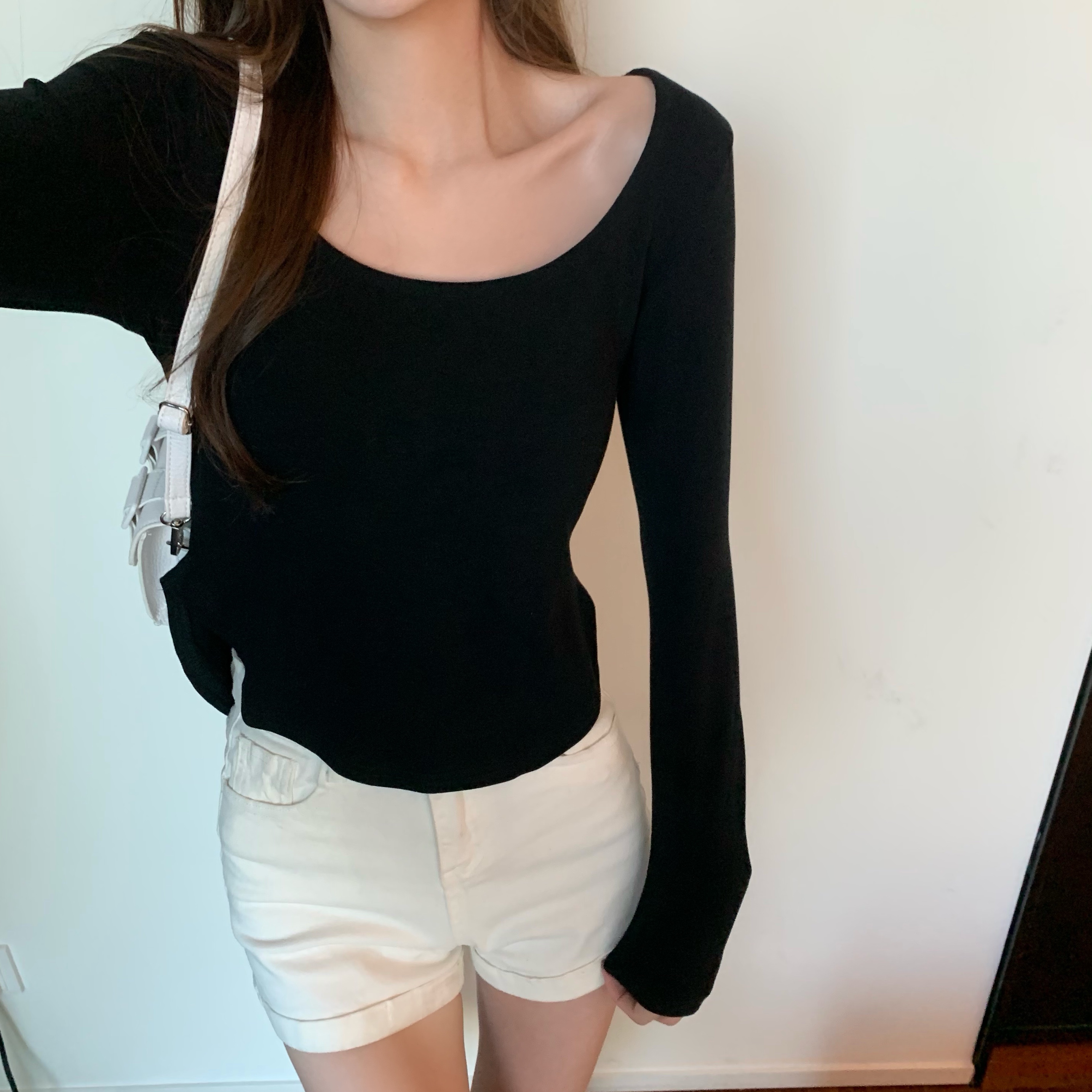 Real price and slim fit U-neck elastic T-shirt