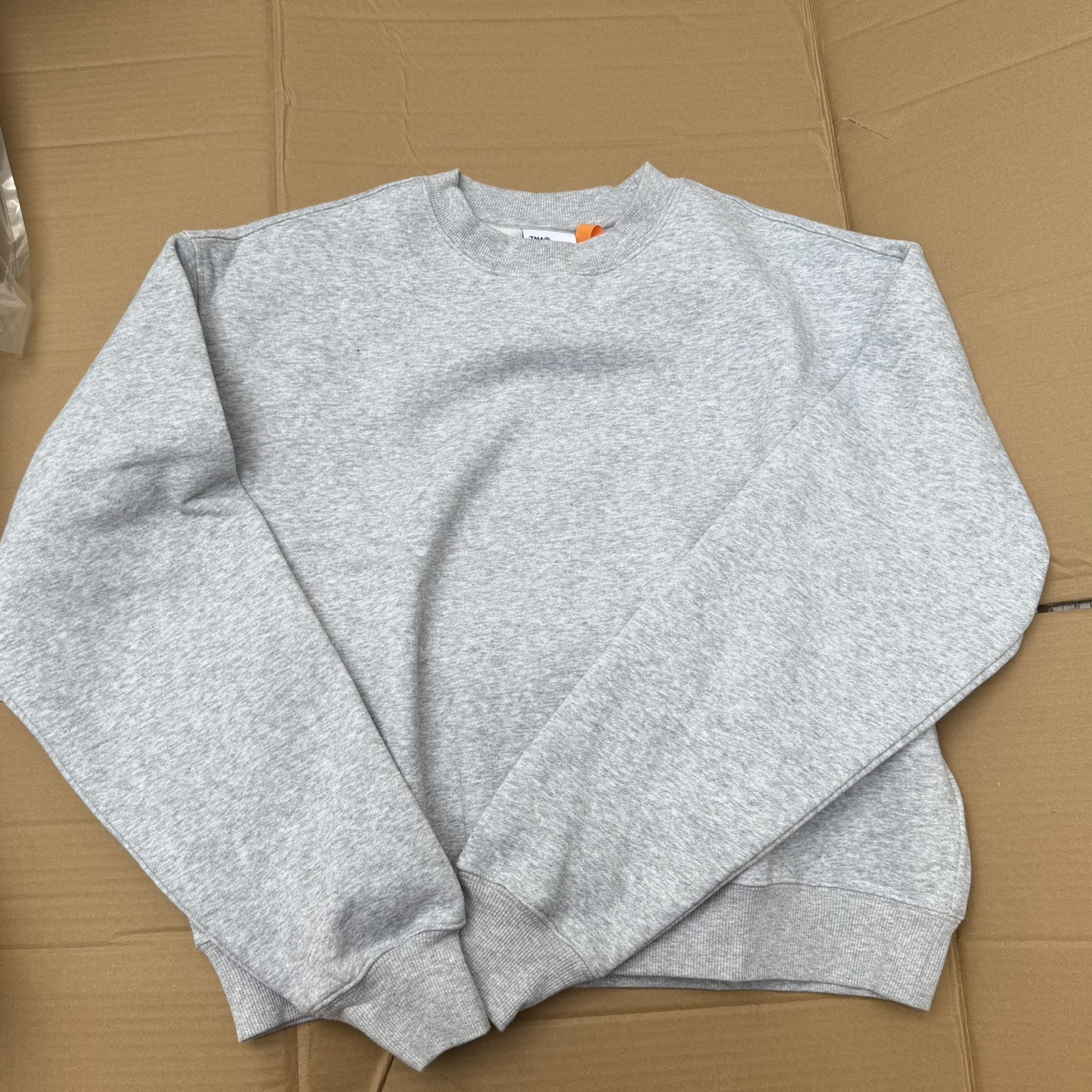 圆领加绒长袖卫衣宽松版型