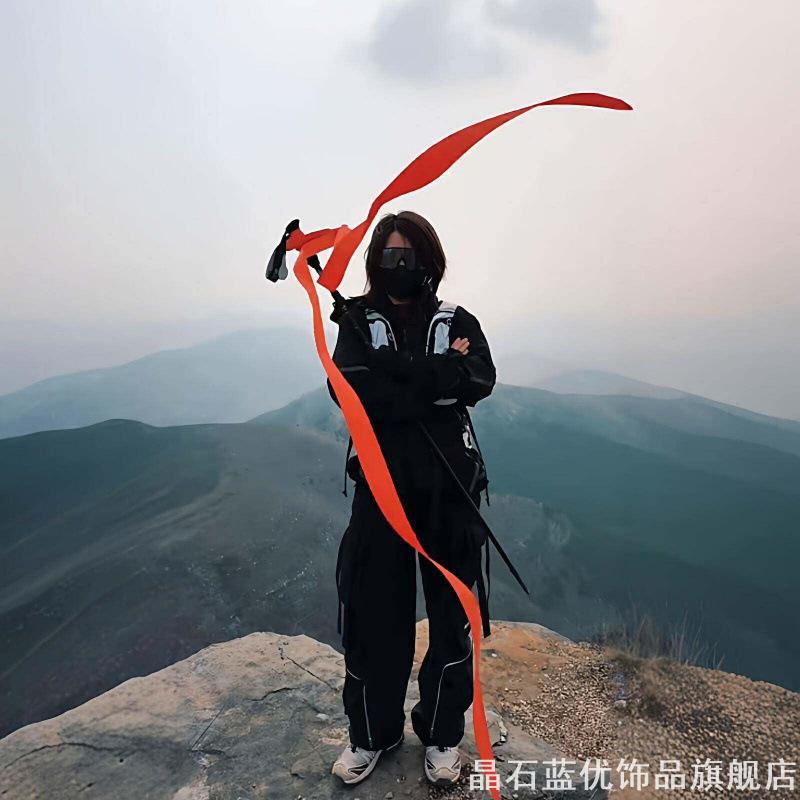 爬山拍照登山杖红丝带装饰出片图片