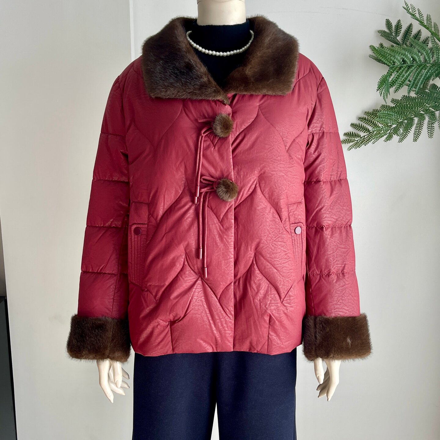 妈妈洋气加厚短款羽绒服中年女装25冬季中老年带毛领保暖棉服外套