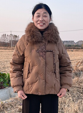 妈妈冬季国风刺绣羽绒服高档狐狸毛领鸭绒保暖外套中老年加厚衣服