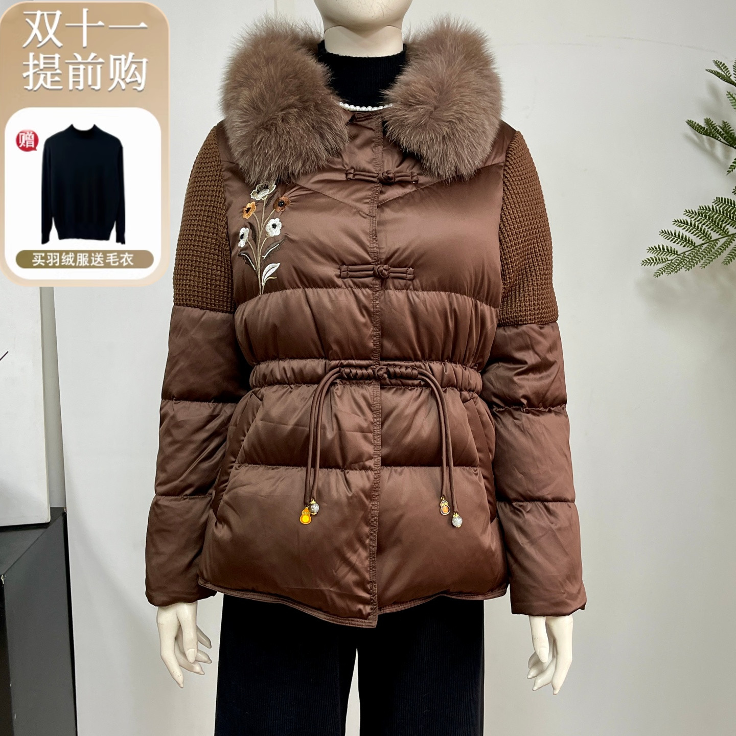 中年妈妈狐狸大毛领羽绒服女冬季新款中老年刺绣收腰保暖棉袄外套