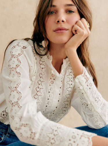 花瓣刺绣镂空直筒气质白色棉衬衫