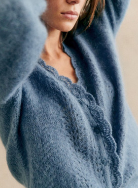 现货轻奢雾霾蓝马海毛开衫23年秋冬钩花V领花瓣镂空泡泡袖毛衣女