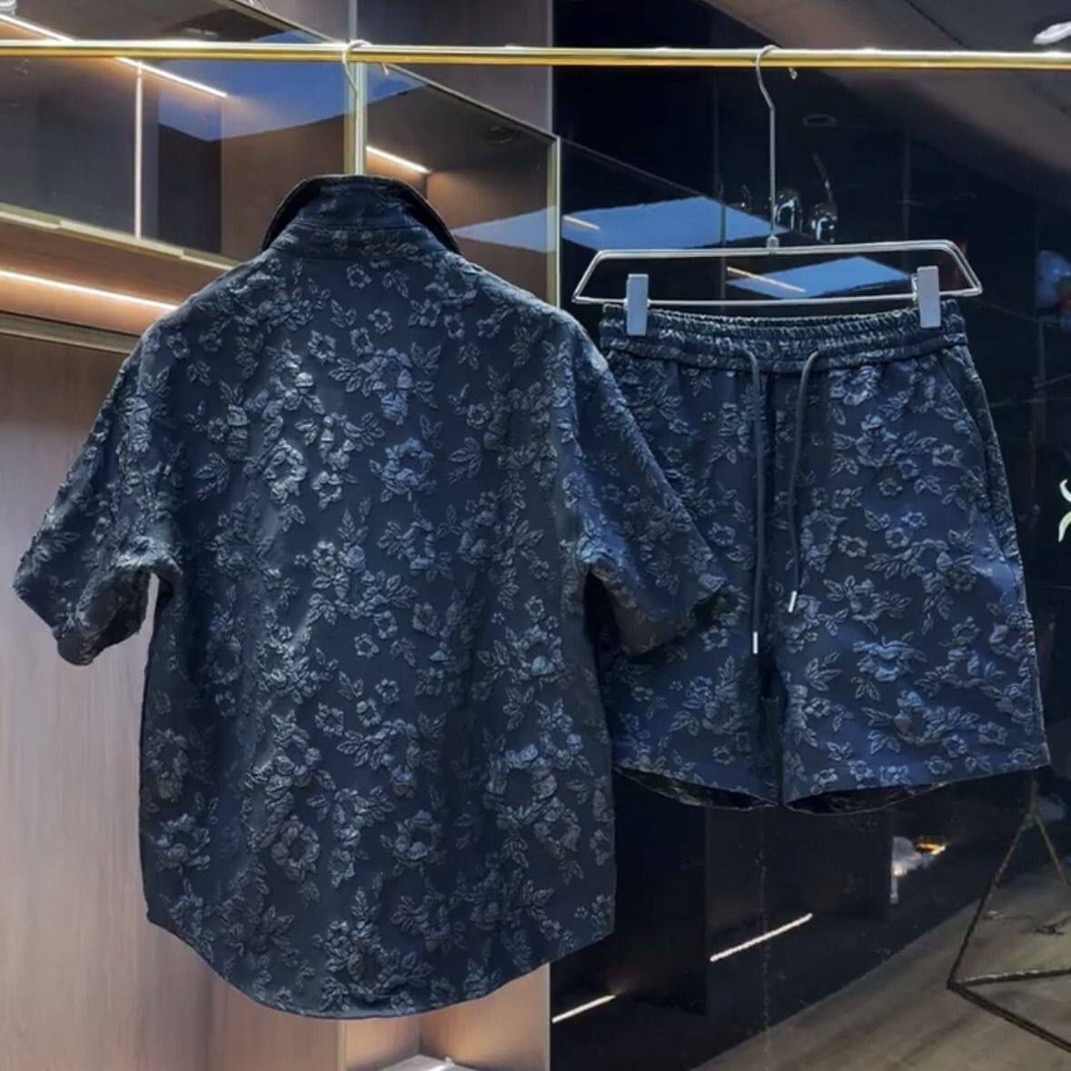 여름 얇은 틈새 엠보싱 엠보싱 5부 소매 셔츠 반바지 정장 남성 패션 잘 생긴 느슨한 2 피스 세트