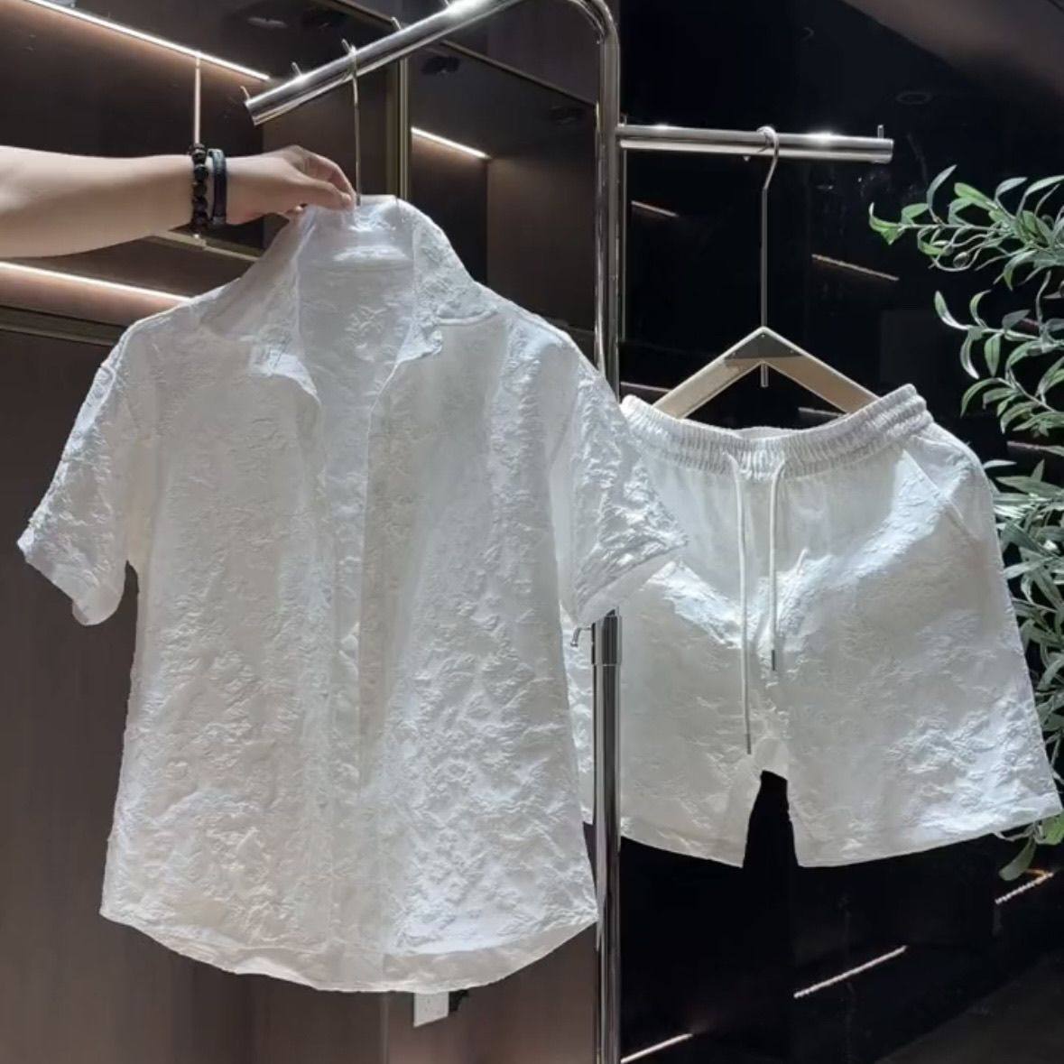 여름 얇은 틈새 엠보싱 엠보싱 5부 소매 셔츠 반바지 정장 남성 패션 잘 생긴 느슨한 2 피스 세트