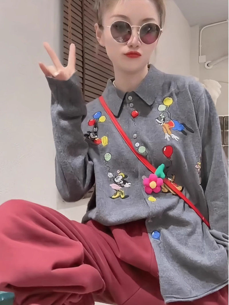 胖mm特大码300斤韩国秋季款减龄经典刺绣卡通保暖翻领宽松针织衫