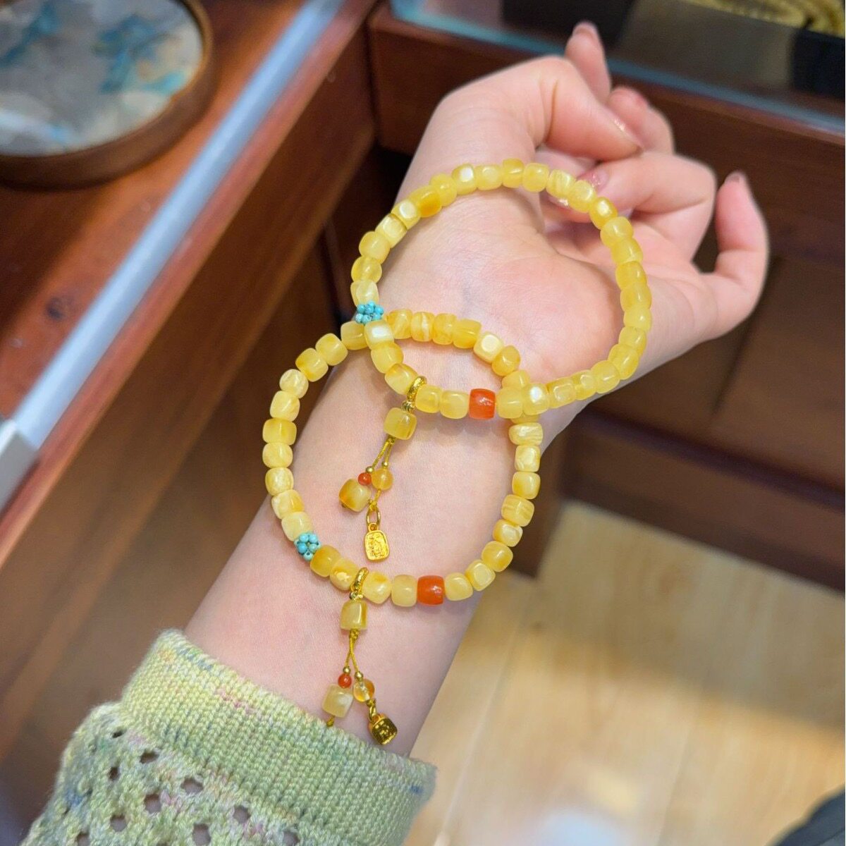 金色精致蜡配蜜蜡小鱼尺寸5毫米原矿蜜蜡