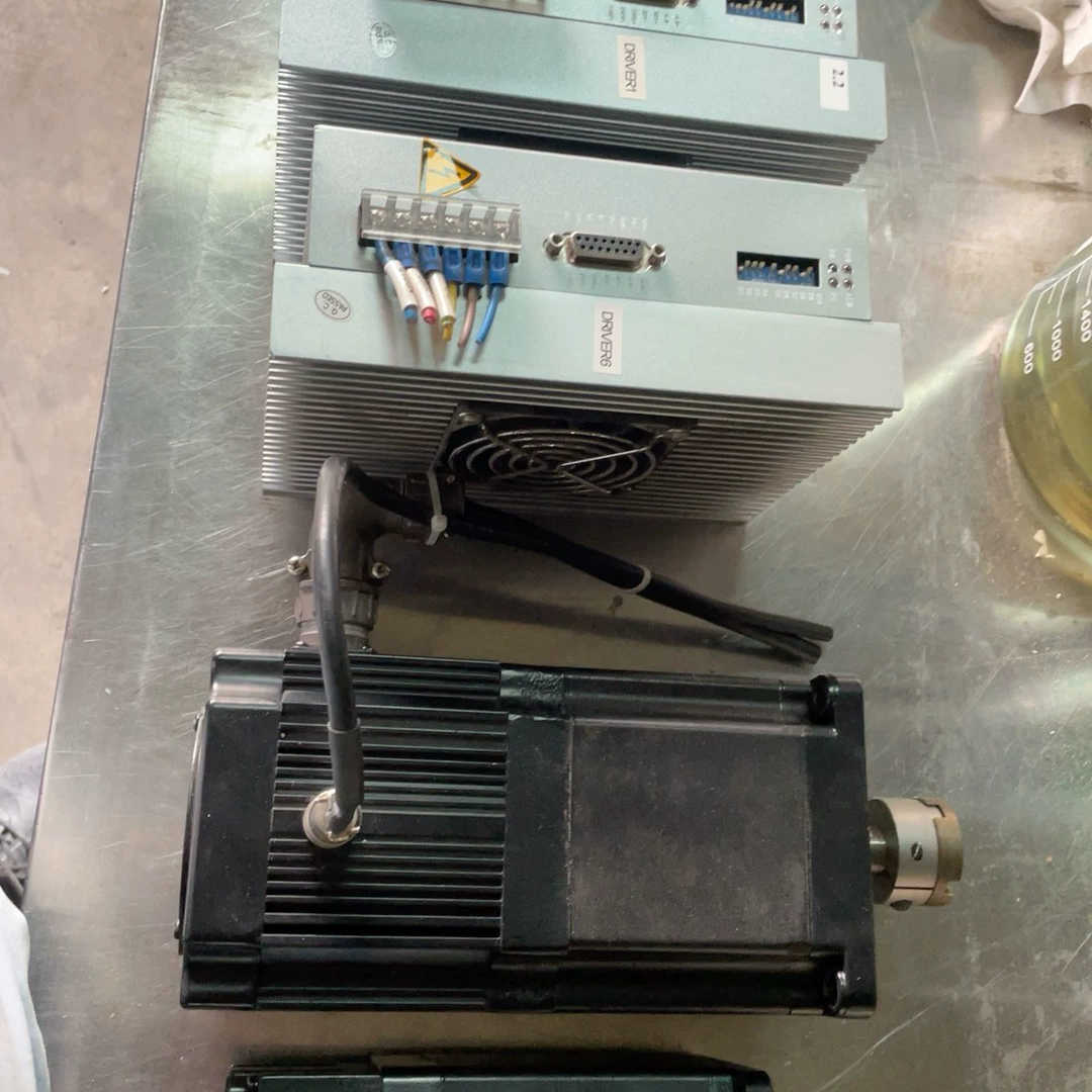 步进驱动器DV3722，步进电机一大一小，共两套