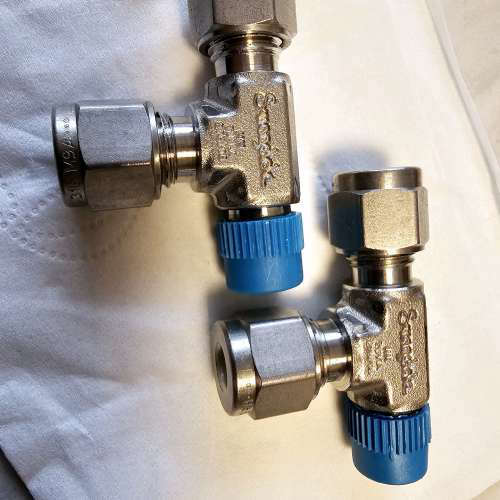 SS-6M0-3TRT世伟洛克卡套管头，可定位外螺纹直通三