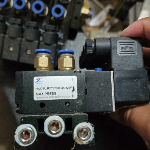上海日益电磁阀R25Y2000-J4/220V，型号清晰可见