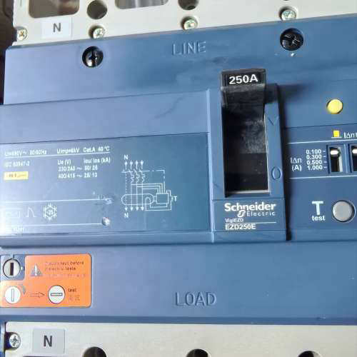 塑壳漏电断路器EZD250E 4P带漏电保护器。功能正