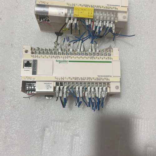 PLC  TM218LDAE40DRPHN  2台 功