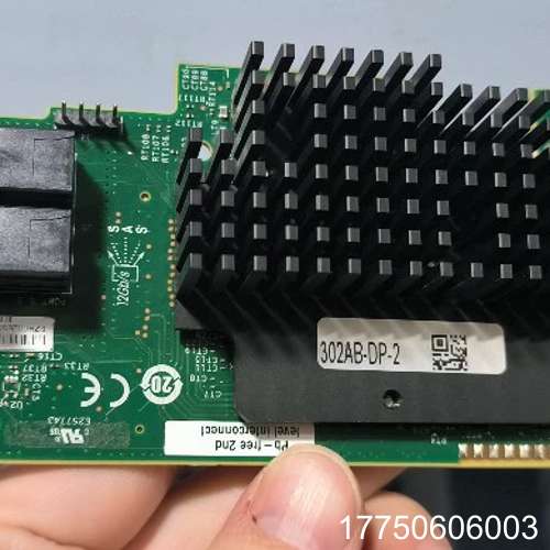一张英特尔RMS3HC080 HBA卡，raid控制器，1