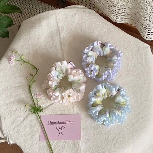 这个发圈戴上头就是小小绣球花！