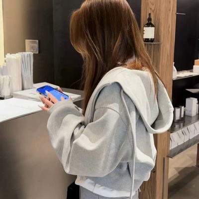 浅灰色短款连帽卫衣外套女秋冬