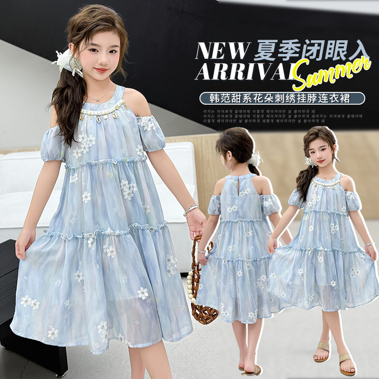 2026新款夏季甜美花朵刺绣女童连衣裙露肩公主裙百搭裙子挂脖洋气图片