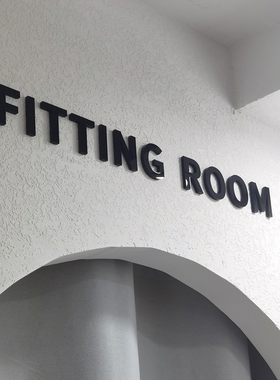 试衣间英文提示牌FITTING ROOM立体字亚克力标识牌服装店装饰门贴