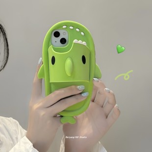 卡通可爱绿色鲨鱼拖鞋适用iPhone14promax手机壳14pro新款苹果13硅胶12创意11小众全包防摔保护套14女款