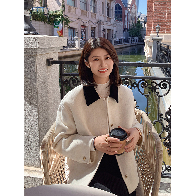 紫璐莱短款丝绒翻领撞色毛呢外套