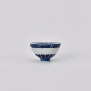 无尘格古青花仿永宣内宝相外莲瓣纹鸡心杯直径：9cm容量：140ml