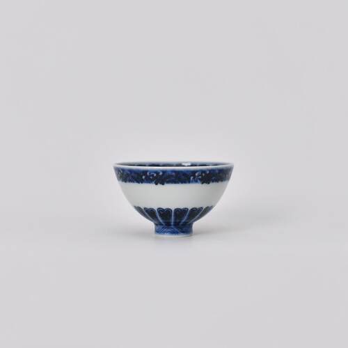 无尘格古青花仿永宣内宝相外莲瓣纹鸡心杯直径：9cm容量：140ml