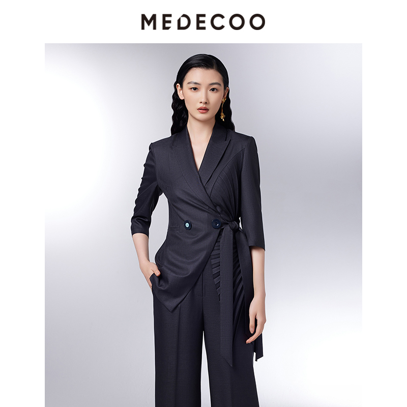 墨蒂珂常规压褶系带不规则摆外套