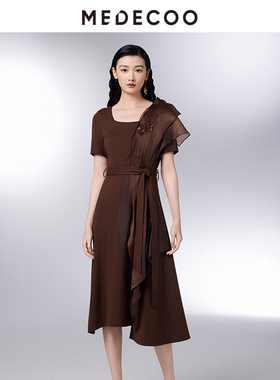 MEDECOO/墨蒂珂2026夏季新款拼接不规则摆珠花方领连衣裙MIX90221