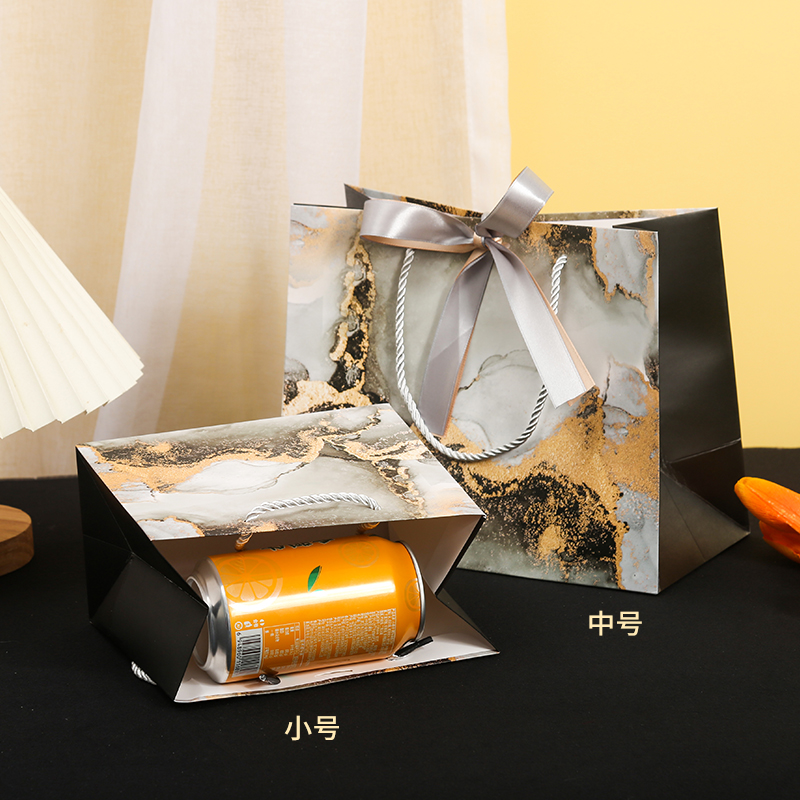 福翼空间简约装衣服白卡纸