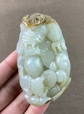 新疆和田玉糖白俏色巧雕龙行天下手把件