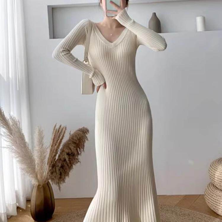 针织连衣裙女秋冬修身V领长袖内搭打底长款过膝收腰包臀a字毛衣裙