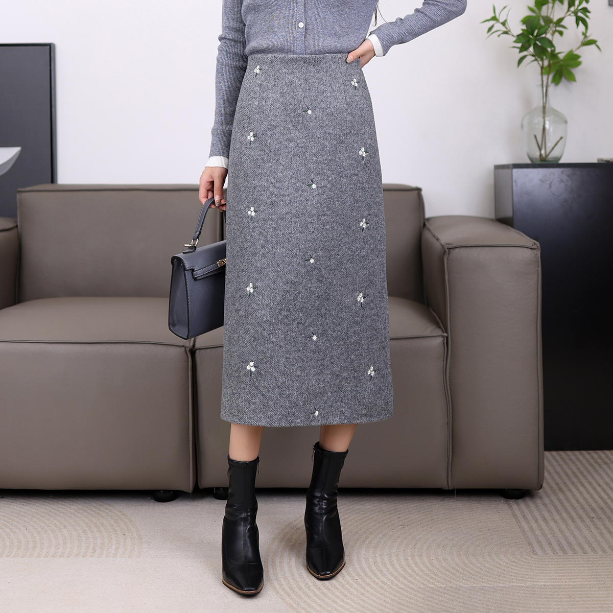 灰色毛呢半身裙秋冬2025新款气质高腰直筒裙显瘦刺绣a字包臀裙
