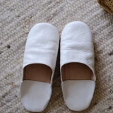 По мнению, кафетерий чайки, приобретенная в Японии, сделан в Марокко, овчине, традиционное метод загара, крытые тапочки