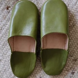 По мнению, кафетерий чайки, приобретенная в Японии, сделан в Марокко, овчине, традиционное метод загара, крытые тапочки