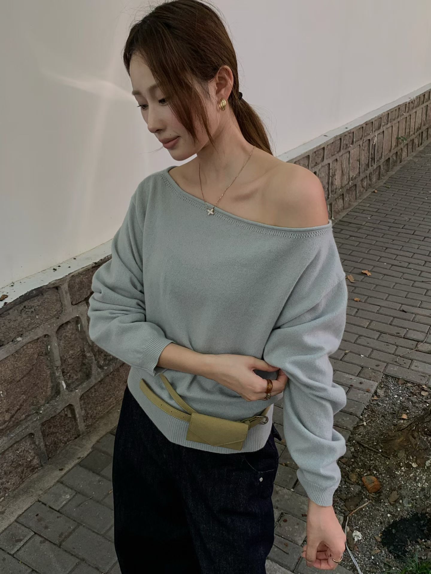 韩系新款时尚高品质设计感一字肩可斜肩针织衫显瘦百搭毛织打底女