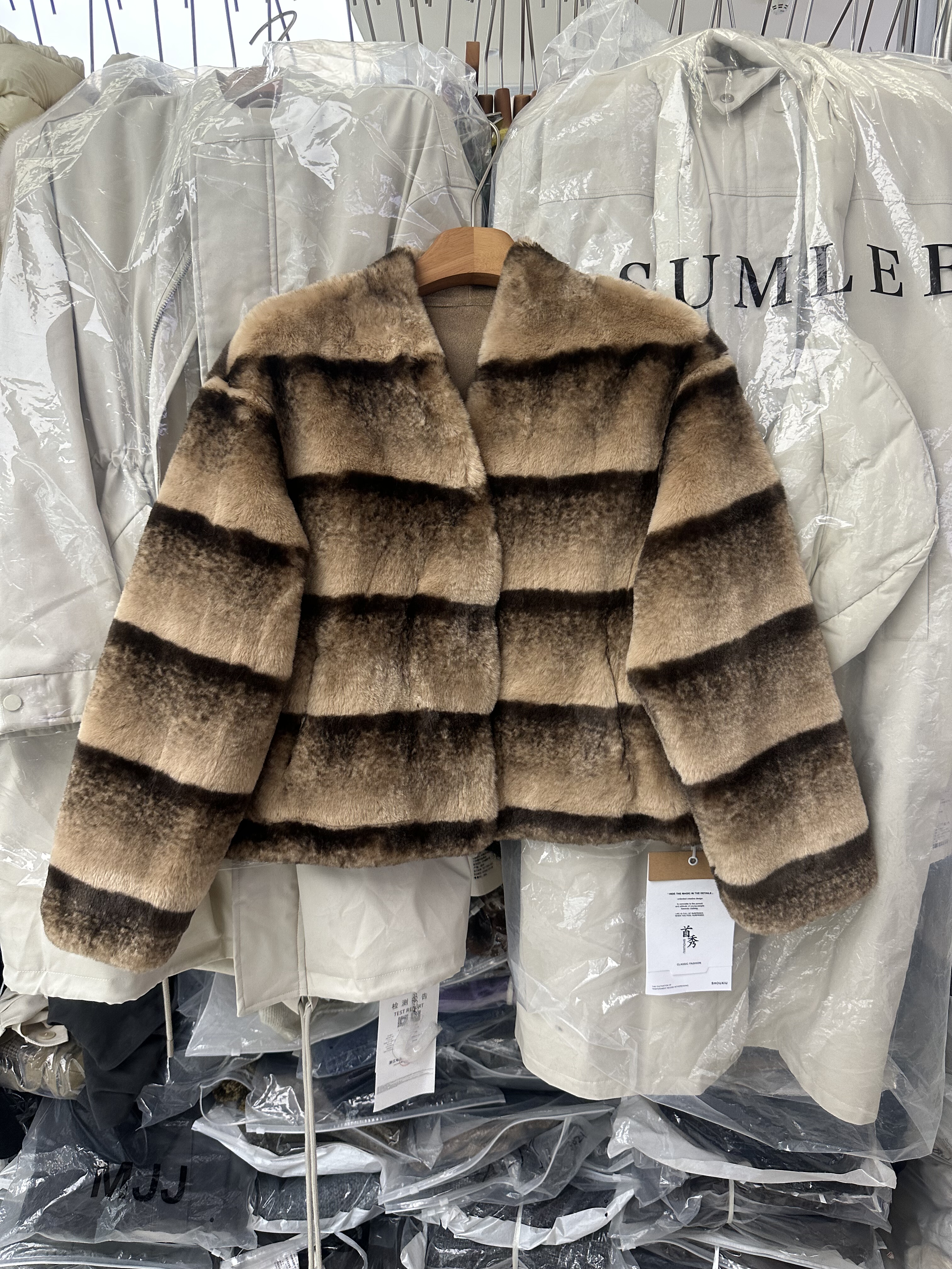 SY法式新款高品质V领排扣皮毛一体舒适软糯保暖短款外套精致大衣