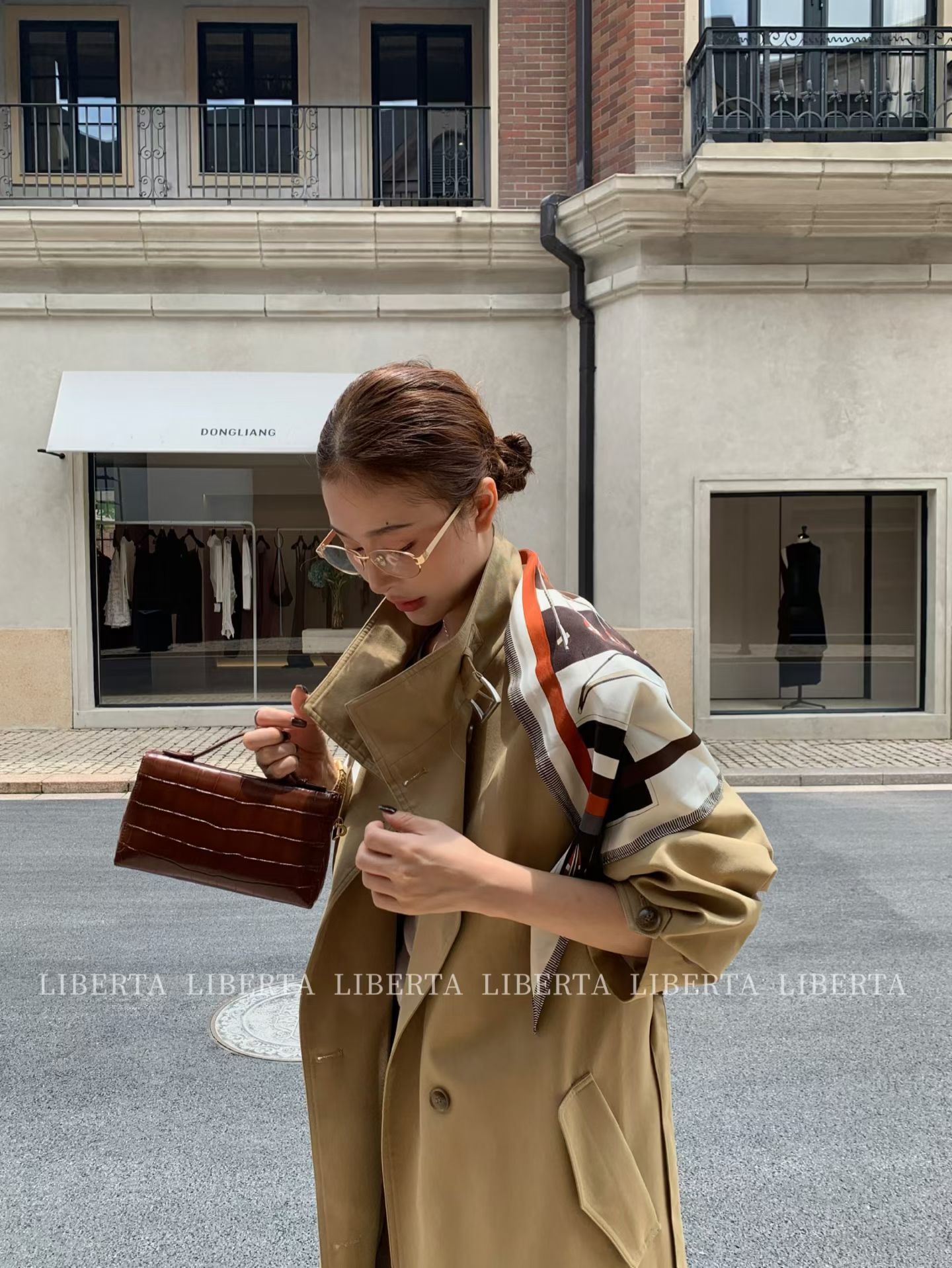 韩系新款时尚高品质设计感小众显瘦立领长袖风衣外套带披肩气质女