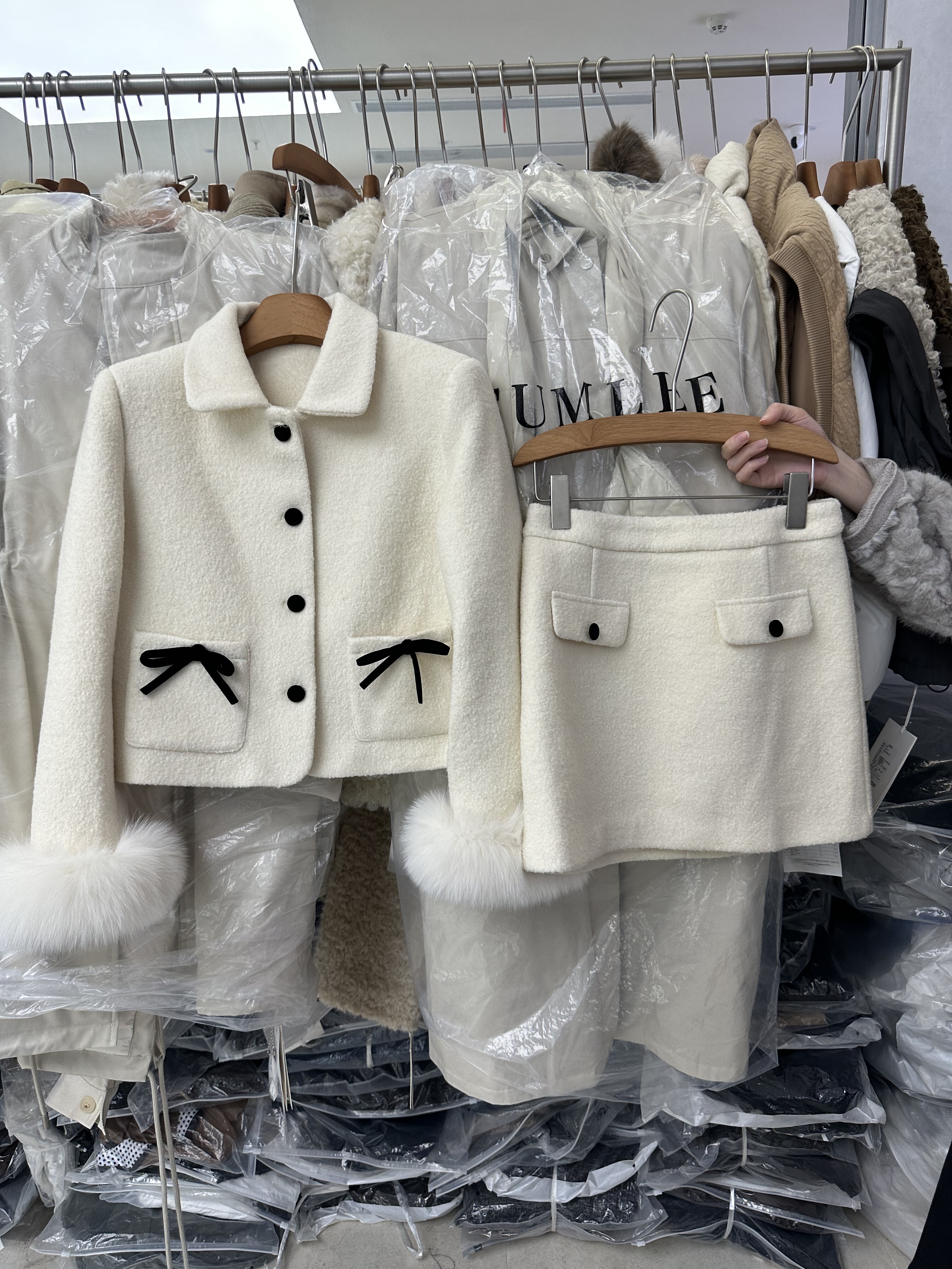 SY法式新款时尚高品质翻领单排扣蝴蝶结毛毛袖口外套半身裙套装女