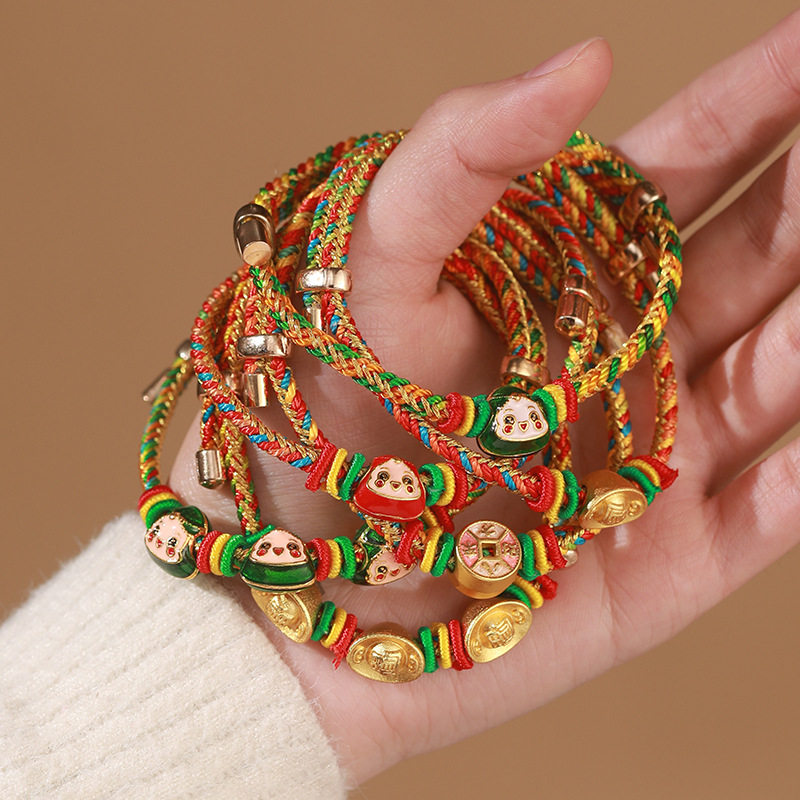 端午节手工编织五彩绳成