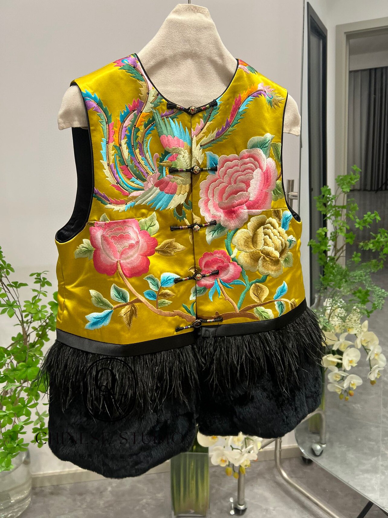新中式国风水貂鸵鸟毛流苏马甲女2025冬季新款复古全刺绣加棉外套